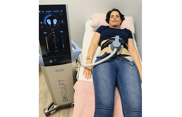 When I got the opportunity to try out Emsculpt, I leapt at the chance. Who doesn't want to build muscle while lying down and catching up on social media?